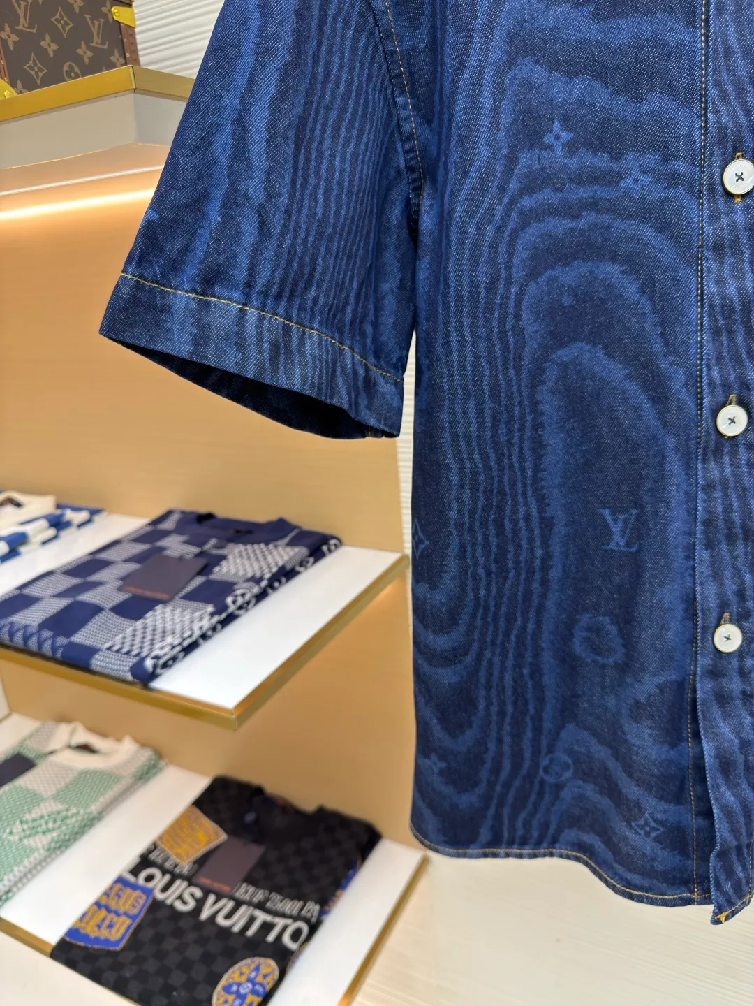 LOUISVUITTON tree pattern denim short-sleeved and long-sleeved ●Authentic product: purchased and developed by 15642 ●Item number: 1680320-B40 ●Fabric: denim fabric ●Technology: Printing ●Version: Fitted version ●Weight: about 520 grams ●Size: XS-S-M-L ●Description: The upper body effect refers to the FW25 early autumn men's series collarless denim rivet full-width logo printed long-sleeved denim jacket for men in blue. This collarless jacket is paved with denim cloth with the LV Moiré pattern, and the Monogram logo is implicitly integrated into it, creating a silky texture. The Marque L.Vuitton DéPosée nubuck label rests on the back for a modern look paired with matching jeans. The overall wiring is straight and delicate, the fabric is comfortable and soft, and the color is consistent without color difference. It can be matched with the same style to create a fashionable look and control various occasions. Customized accessories, complete with three standards, same style for men and women!